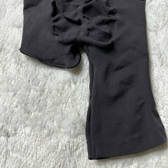NEW Skims Seamless Sculpt Solution Short Left Leg Exposed Onyx Women’s XXS/XS - Picture 6 of 8
